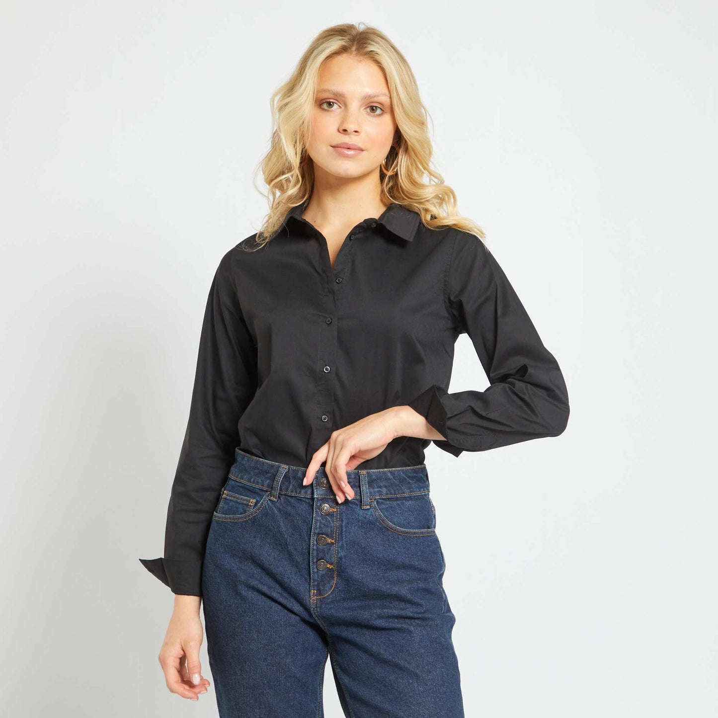 Camisa ajustada con cuello italiano negro