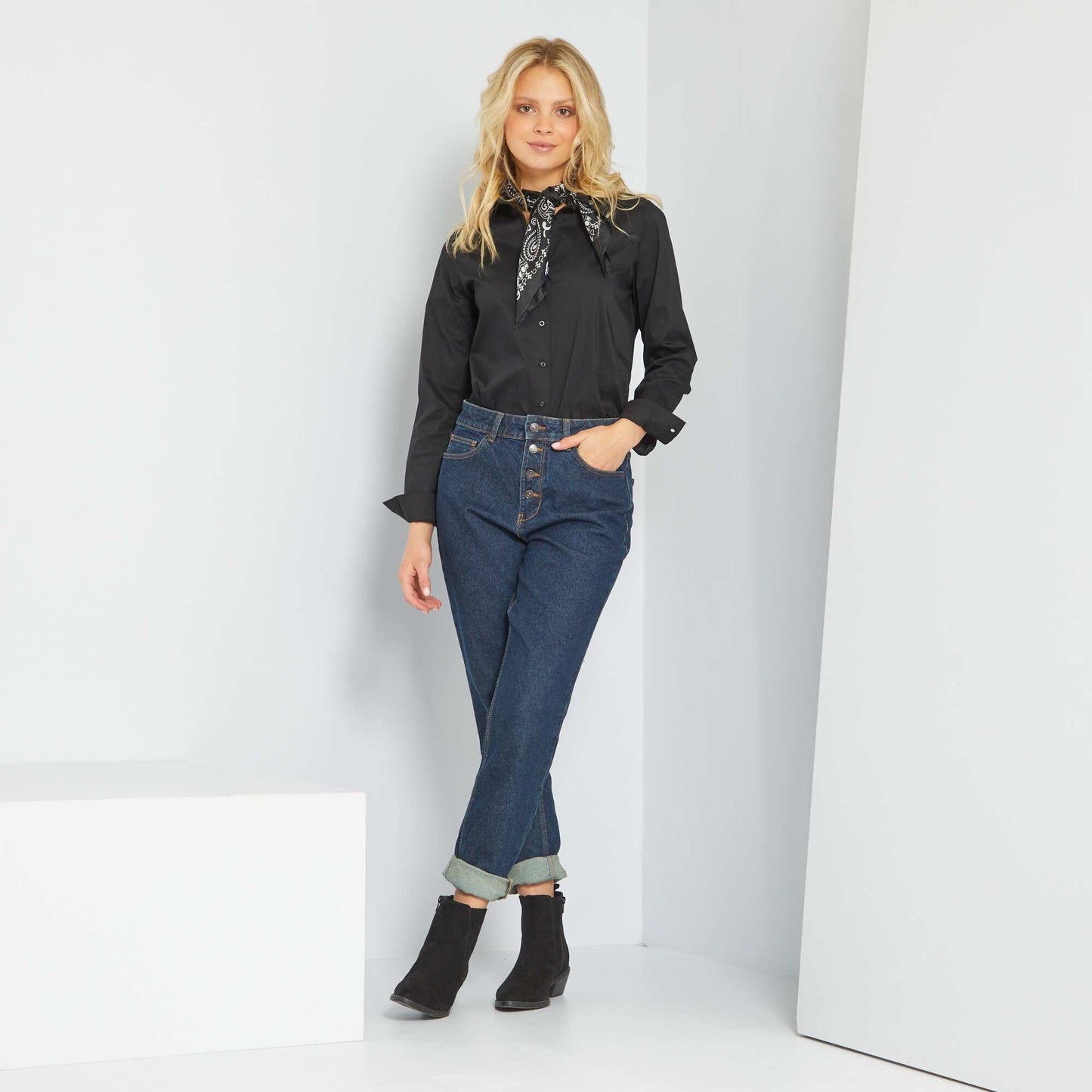 Camisa ajustada con cuello italiano negro