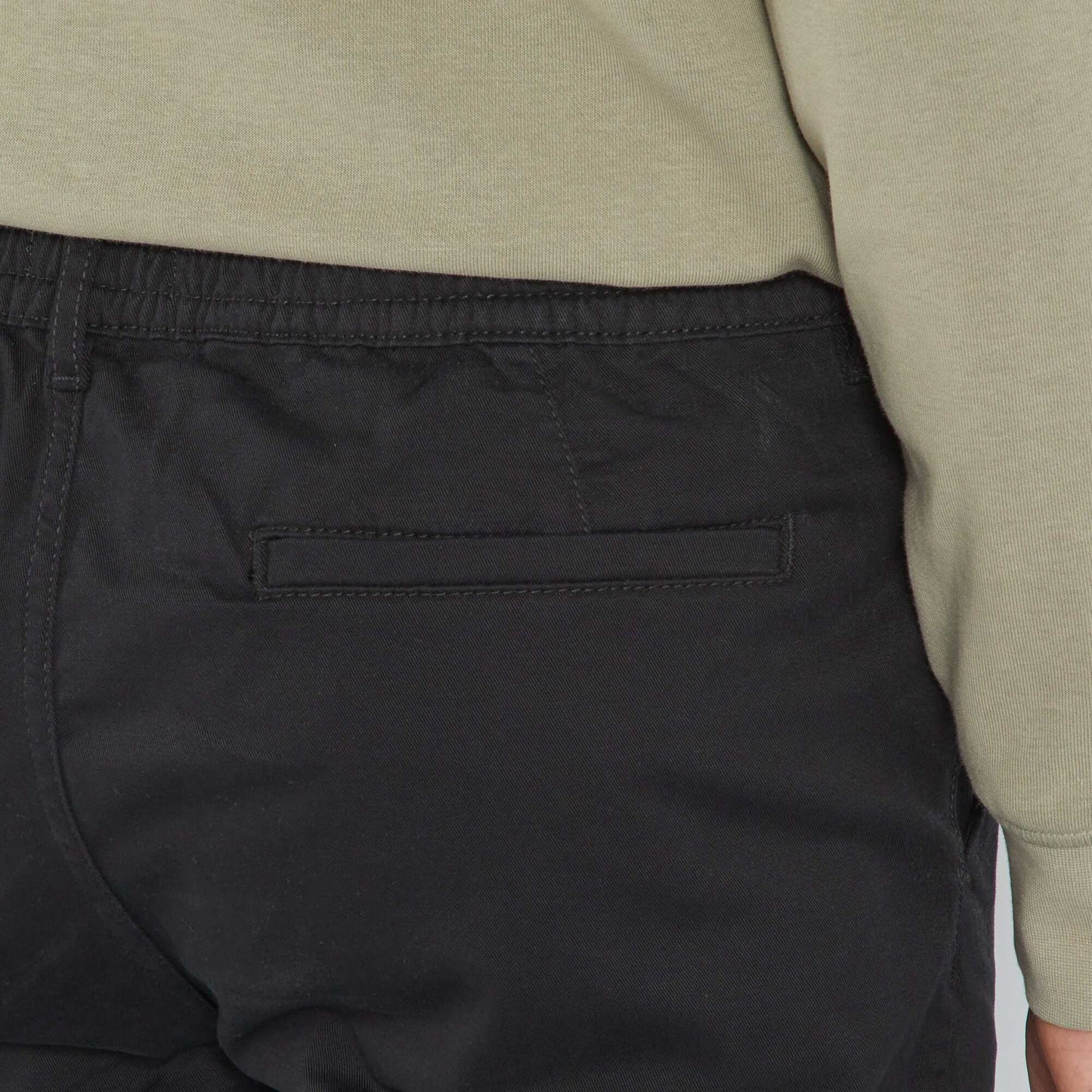 Pantalon con bolsillos negro