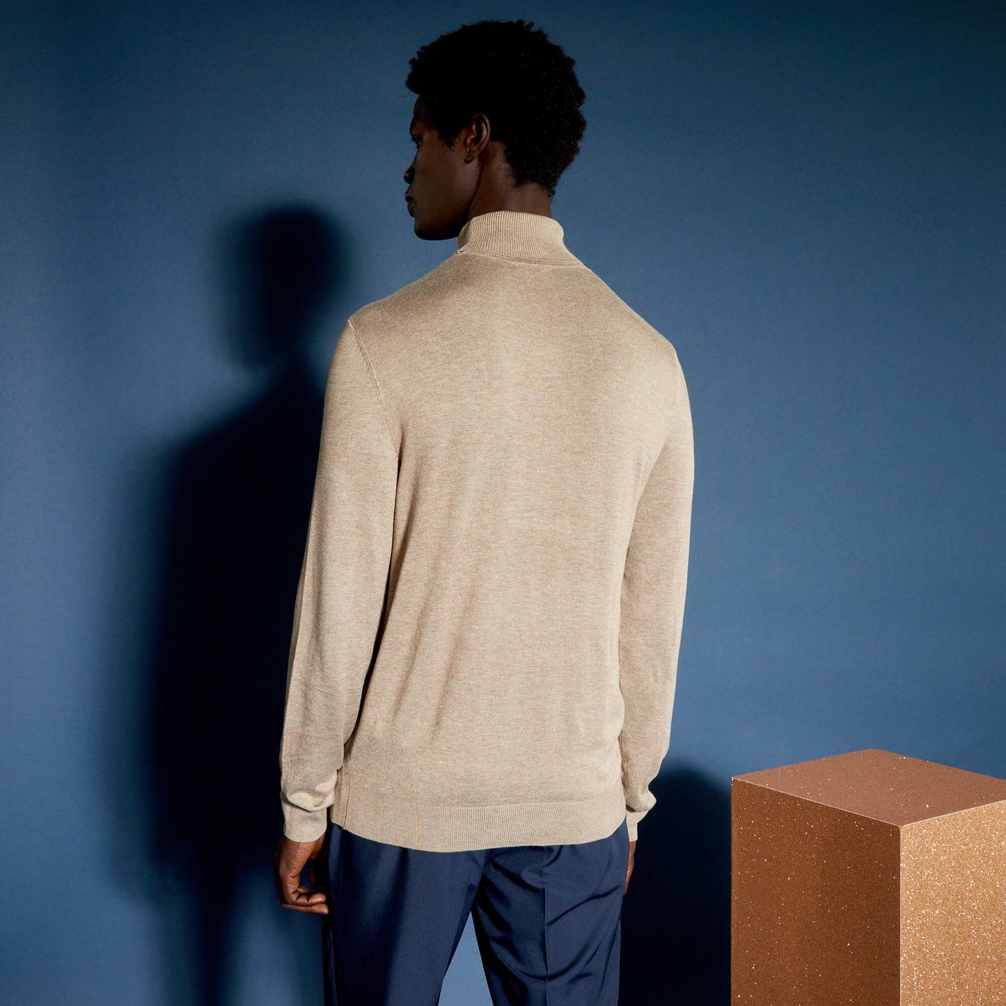 Sweater ligero con cuello vuelto BEIGE