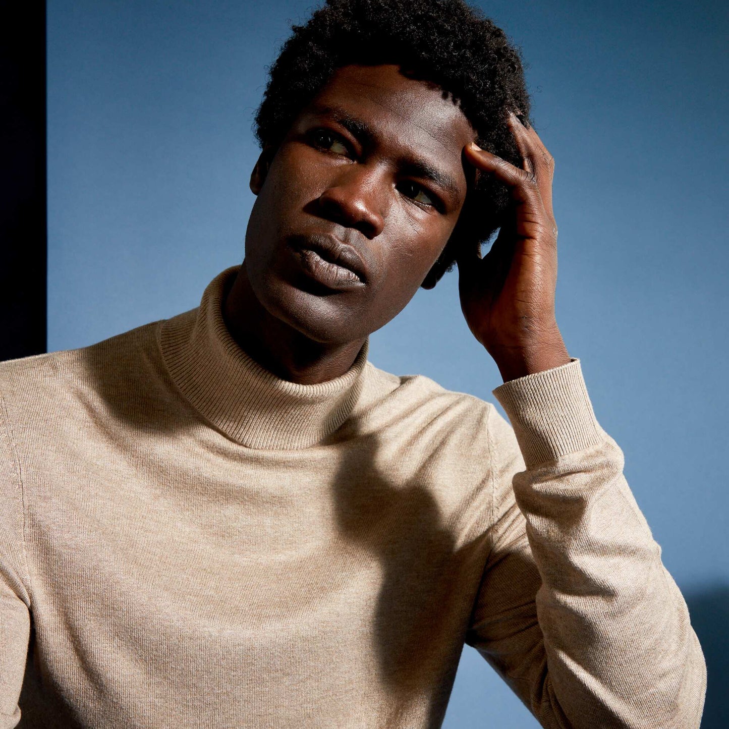 Sweater ligero con cuello vuelto BEIGE