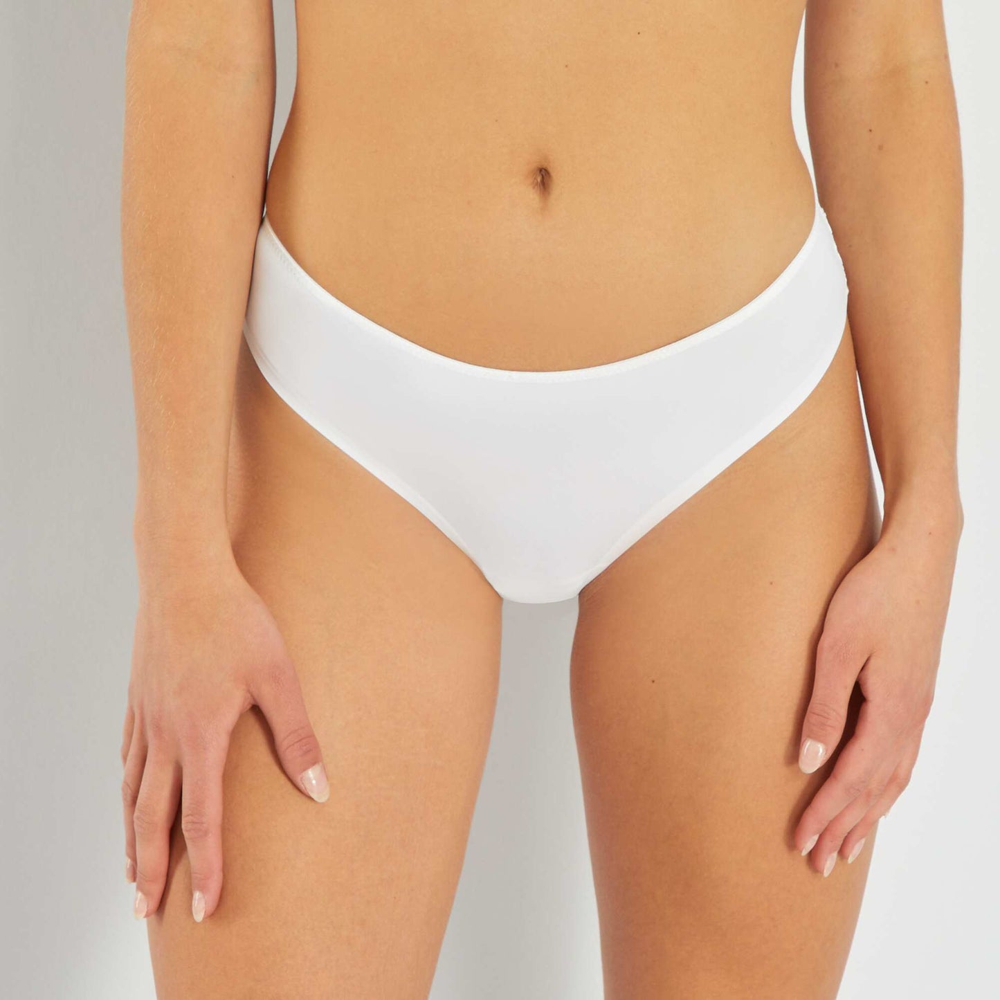Braguita brasileña de microfibra y encaje blanco