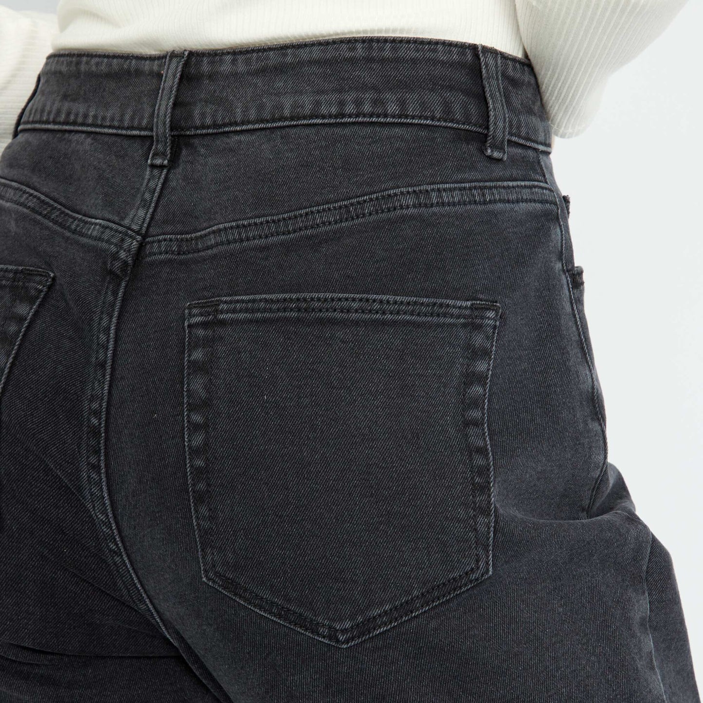 Pantalon mom con talle muy alto - L30 NEGRO