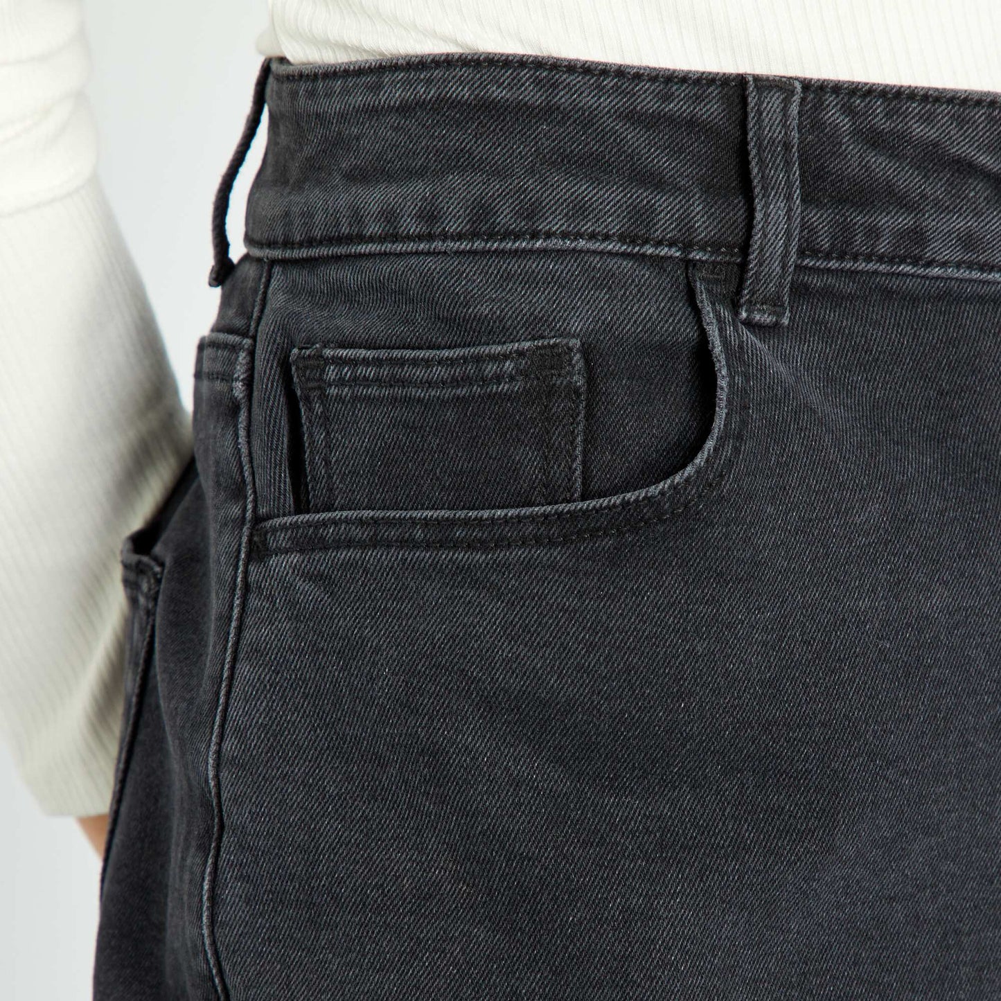 Pantalon mom con talle muy alto - L30 NEGRO
