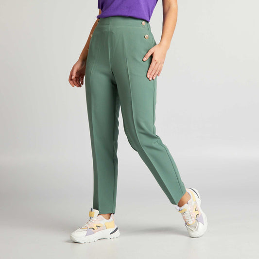 Pantalón recto con botones de fantasía dorados VERDE