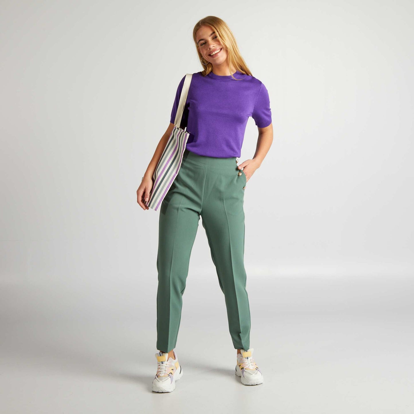 Pantalón recto con botones de fantasía dorados VERDE