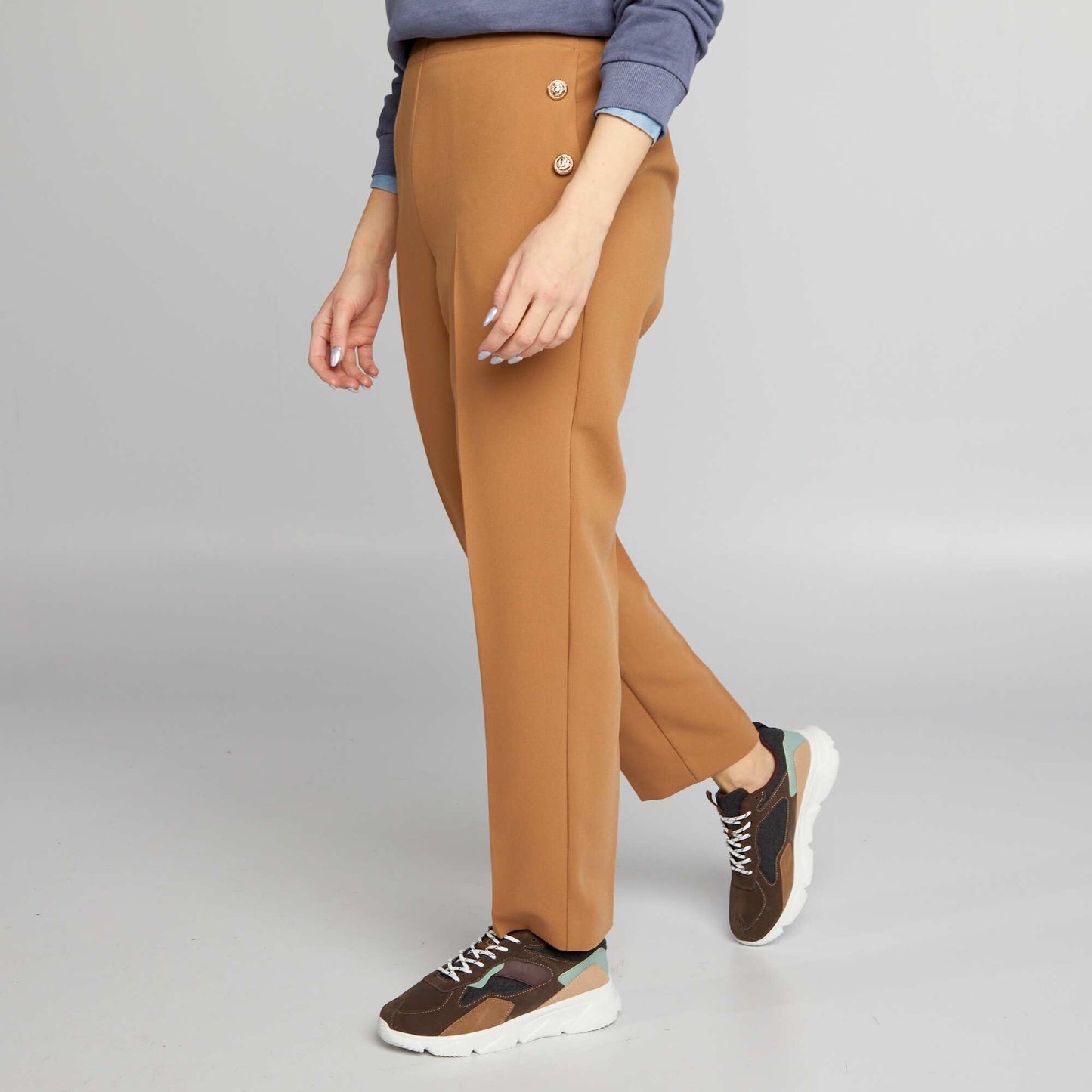 Pantalón recto con botones de fantasía dorados BEIGE