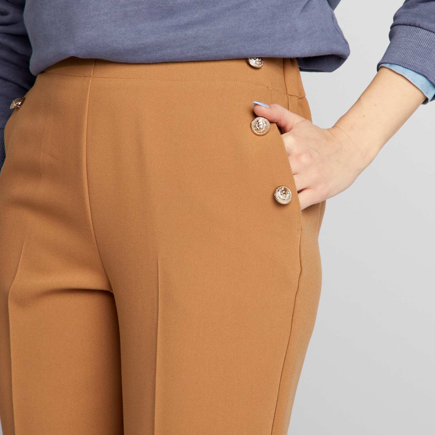 Pantalón recto con botones de fantasía dorados BEIGE