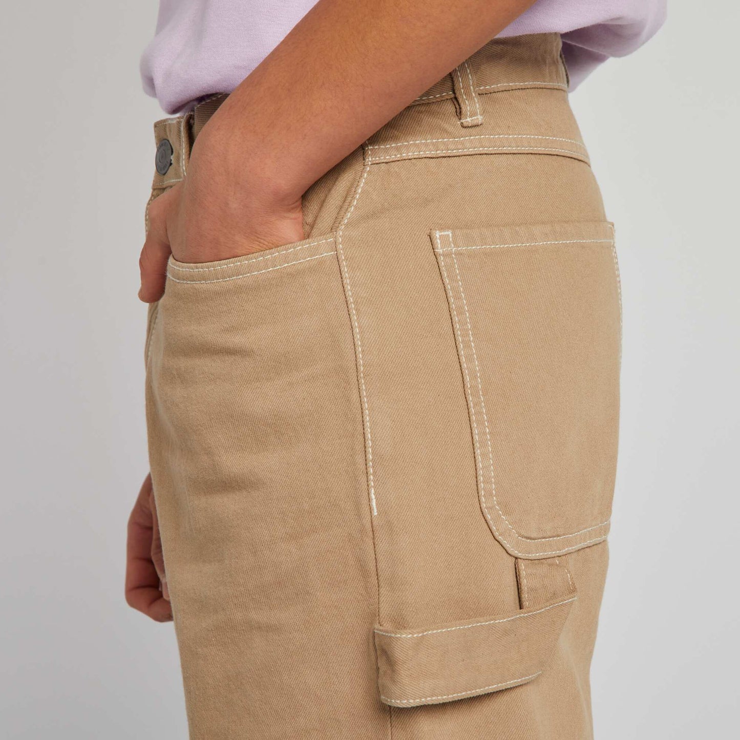 Pantalón cargo con pespuntes a contraste BEIGE