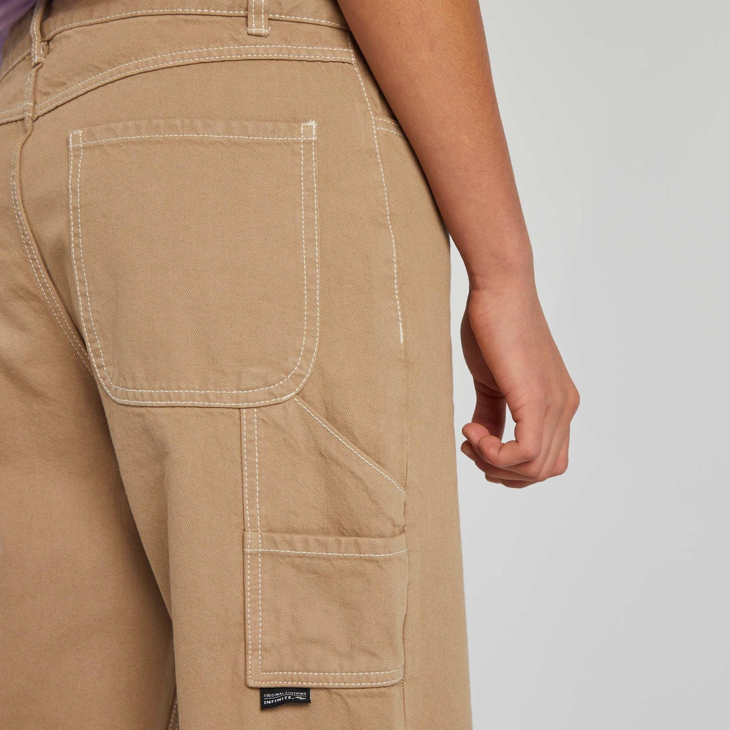 Pantalón cargo con pespuntes a contraste BEIGE