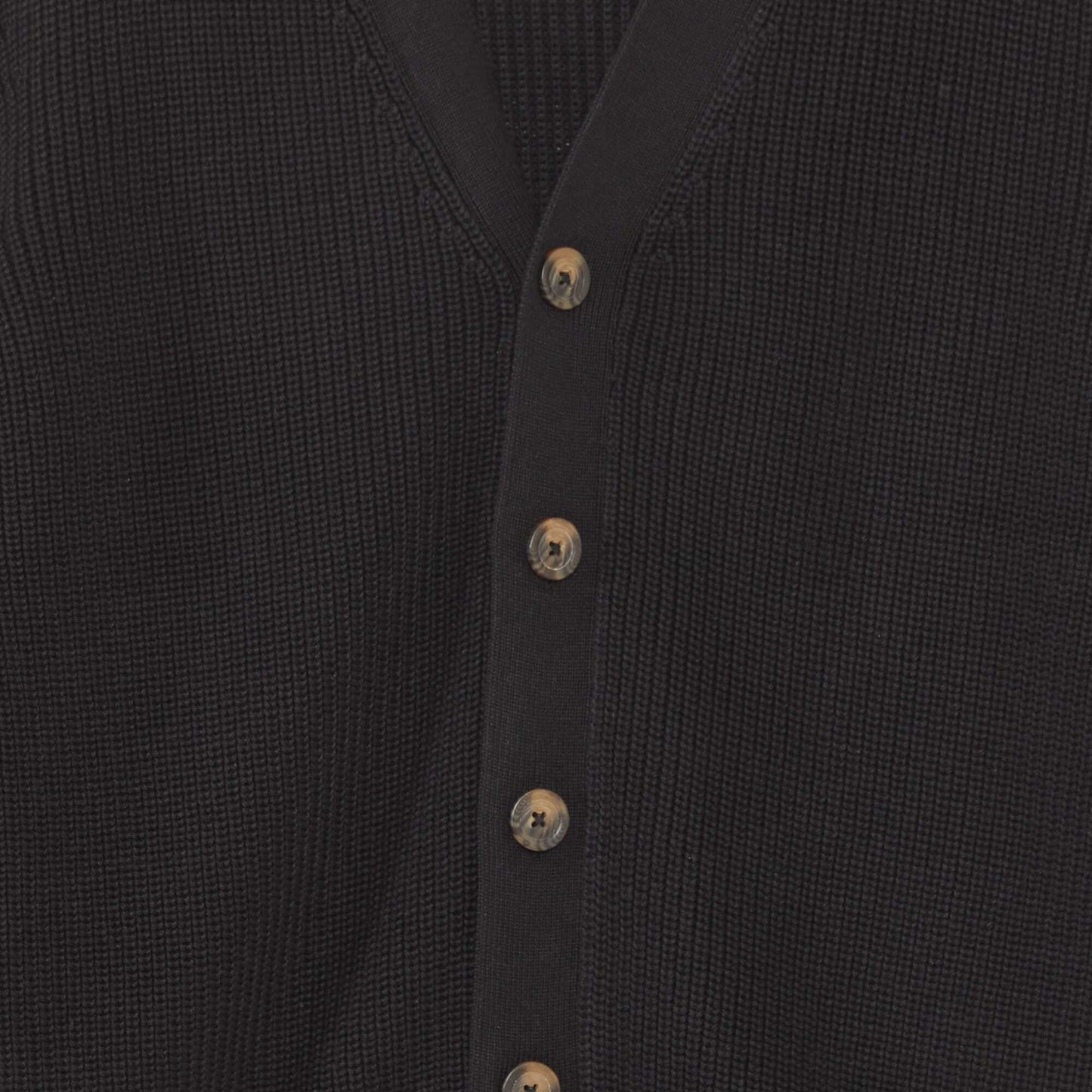 Chaqueta de punto con cuello de pico negro