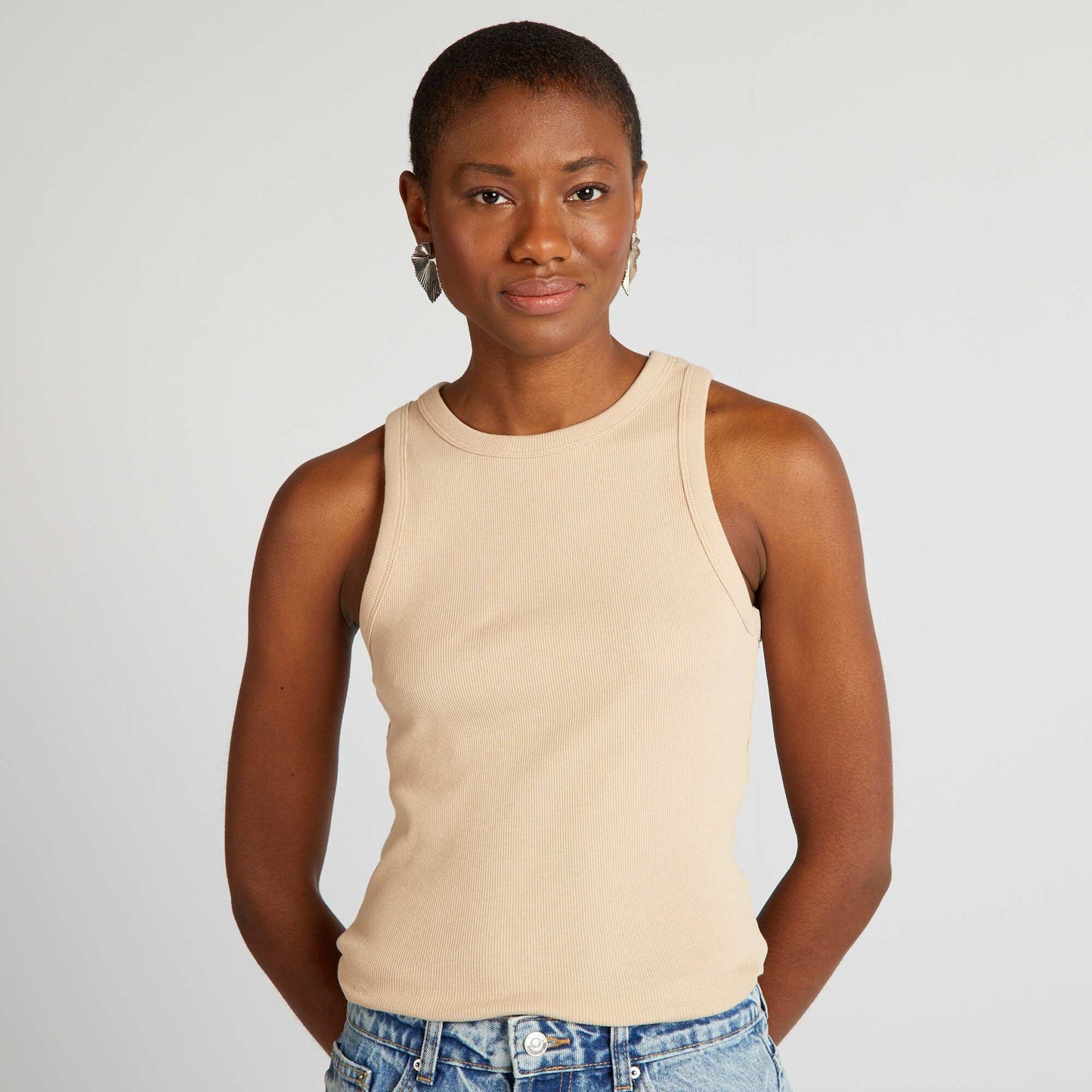 Camiseta de tirantes de canalé con cuello americano BEIGE