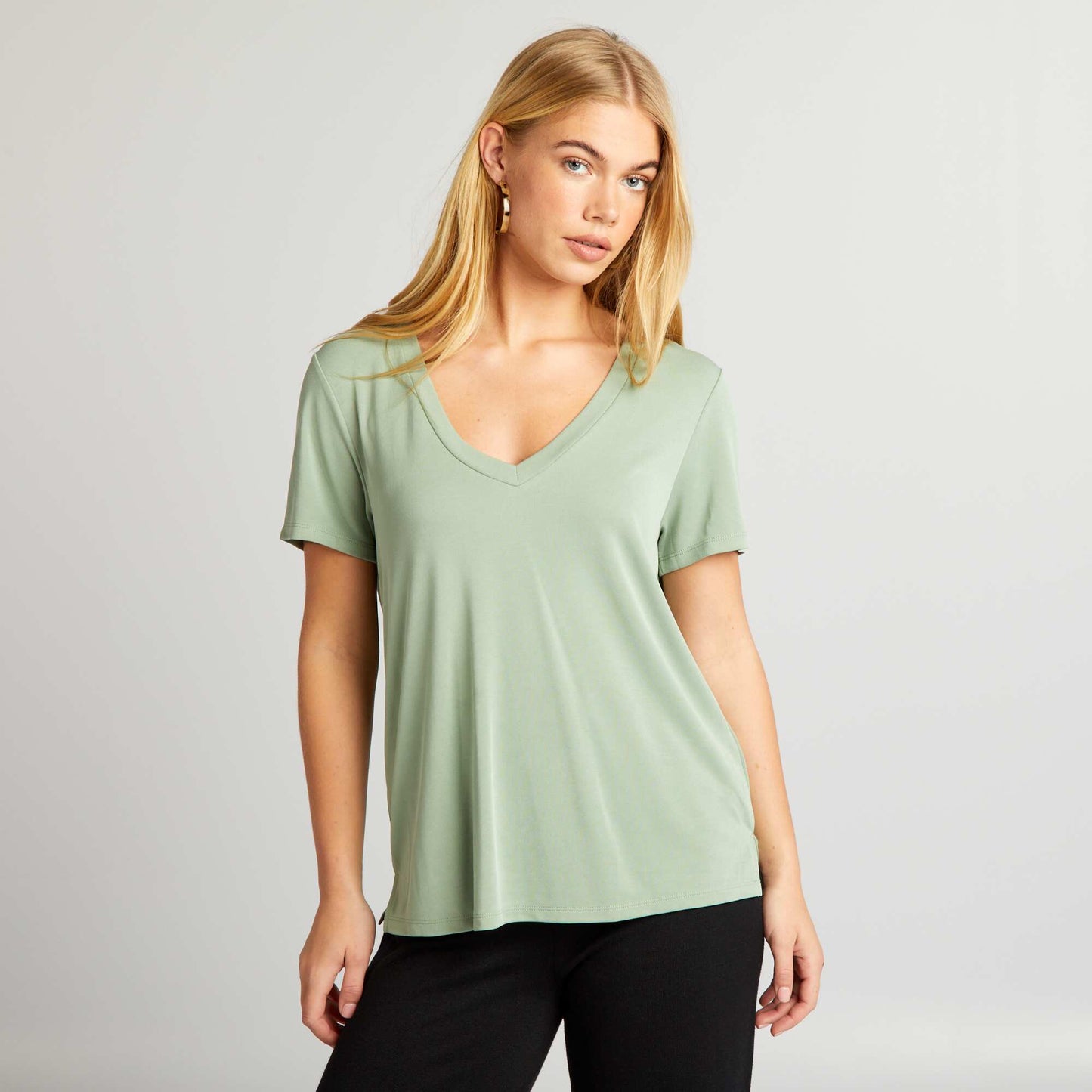 Camiseta elástica con cuello de pico VERDE