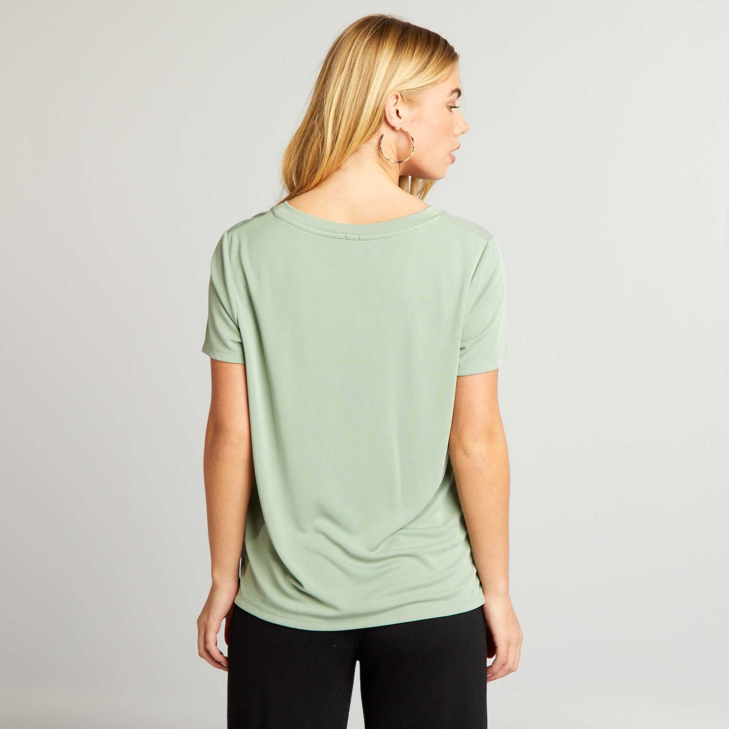 Camiseta elástica con cuello de pico VERDE