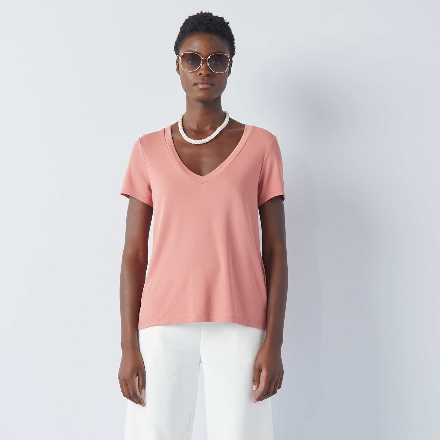 Camiseta elástica con cuello de pico ROSA