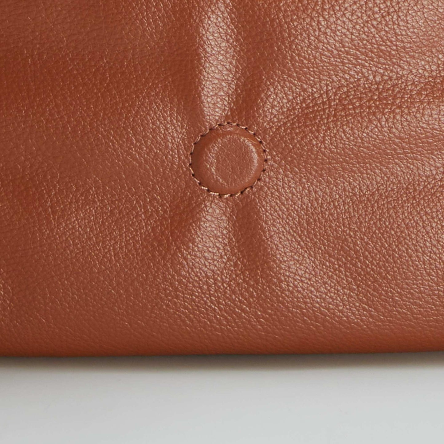 Bolso sobre con cadena bandolera MARRON