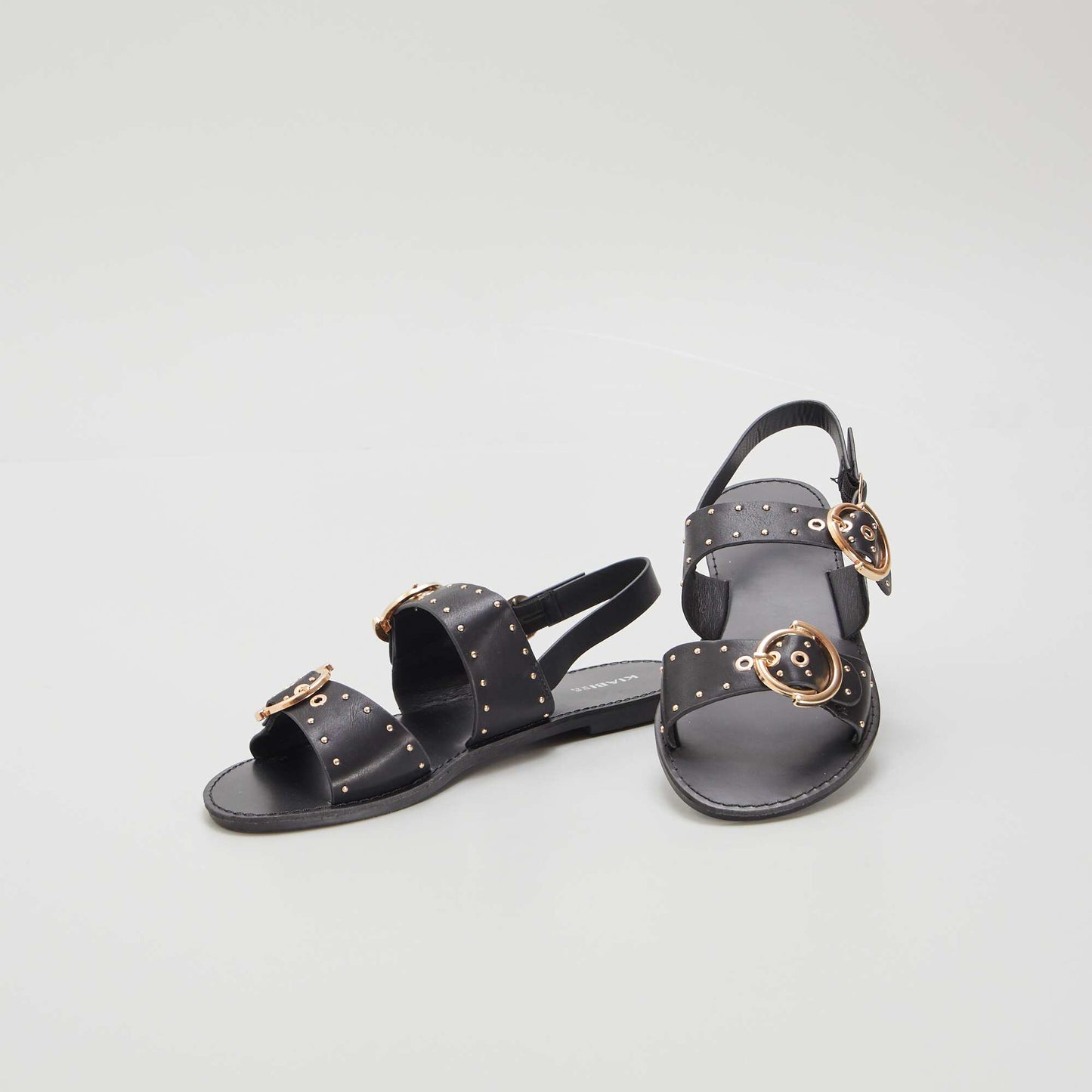 Sandalias con tiras de tachuelas negro