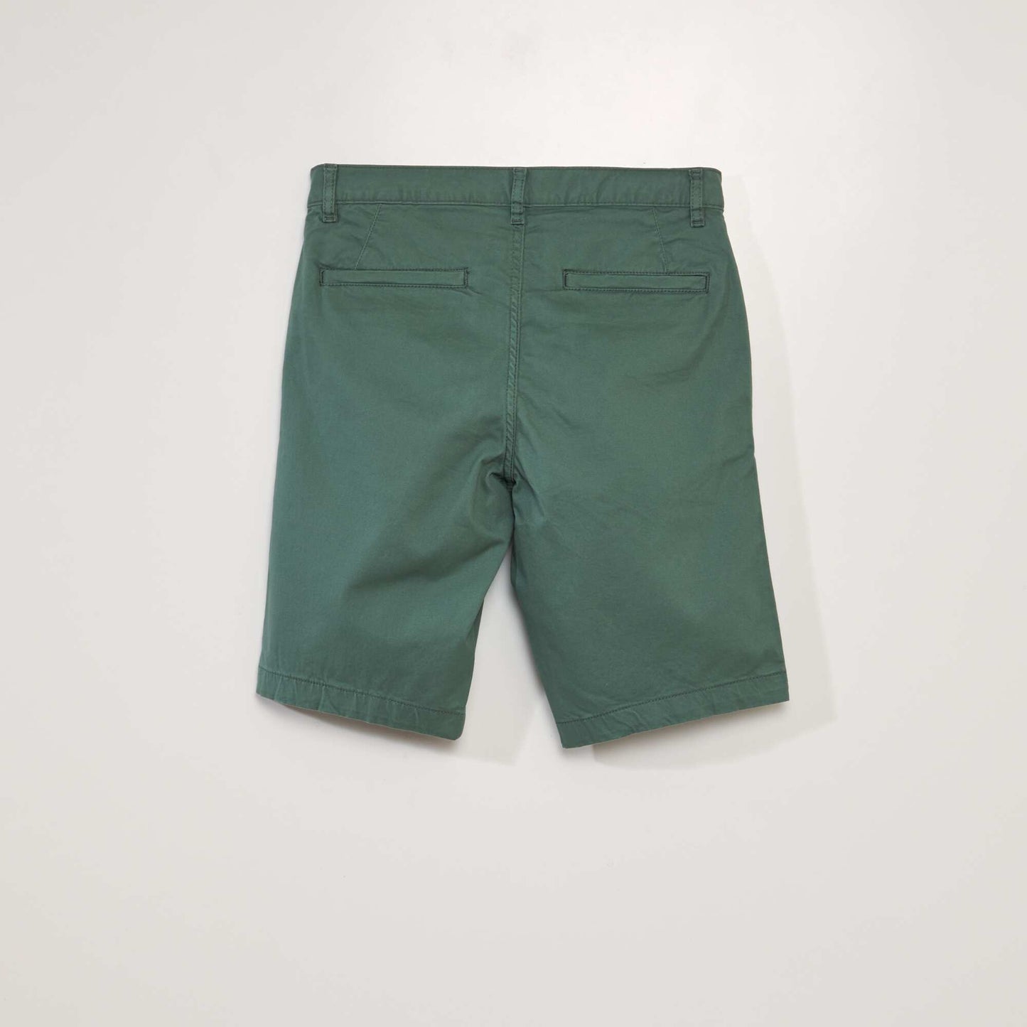 Bermudas lisas tipo chino VERDE