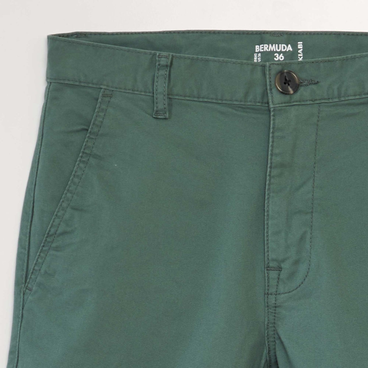 Bermudas lisas tipo chino VERDE