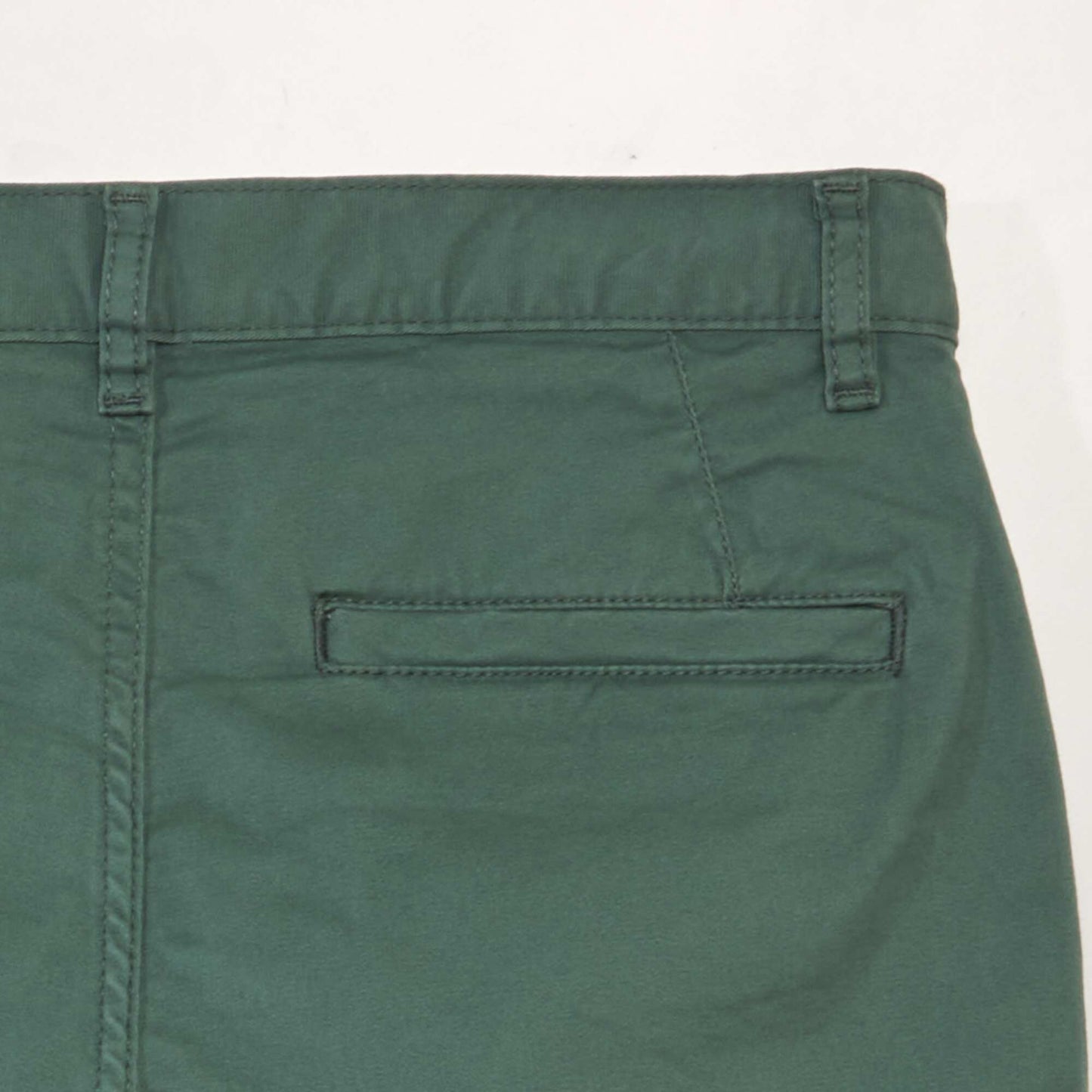 Bermudas lisas tipo chino VERDE