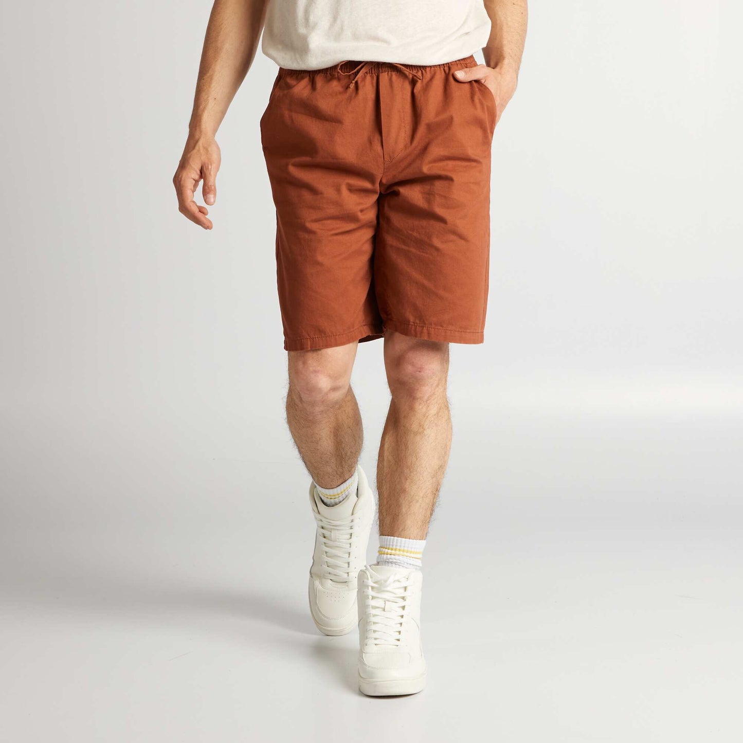 Bermudas tipo chino con cintura elástica MARRON