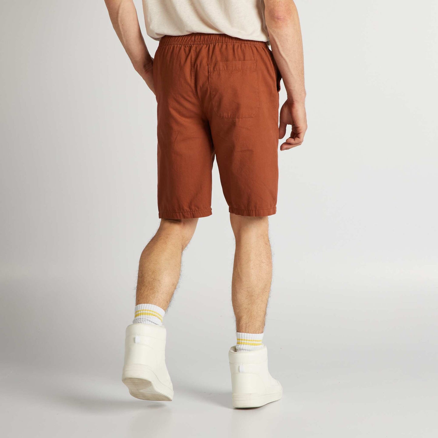 Bermudas tipo chino con cintura elástica MARRON