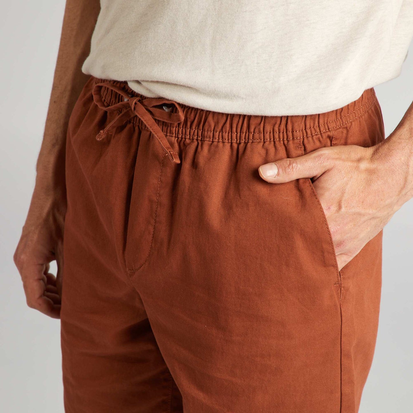 Bermudas tipo chino con cintura elástica MARRON