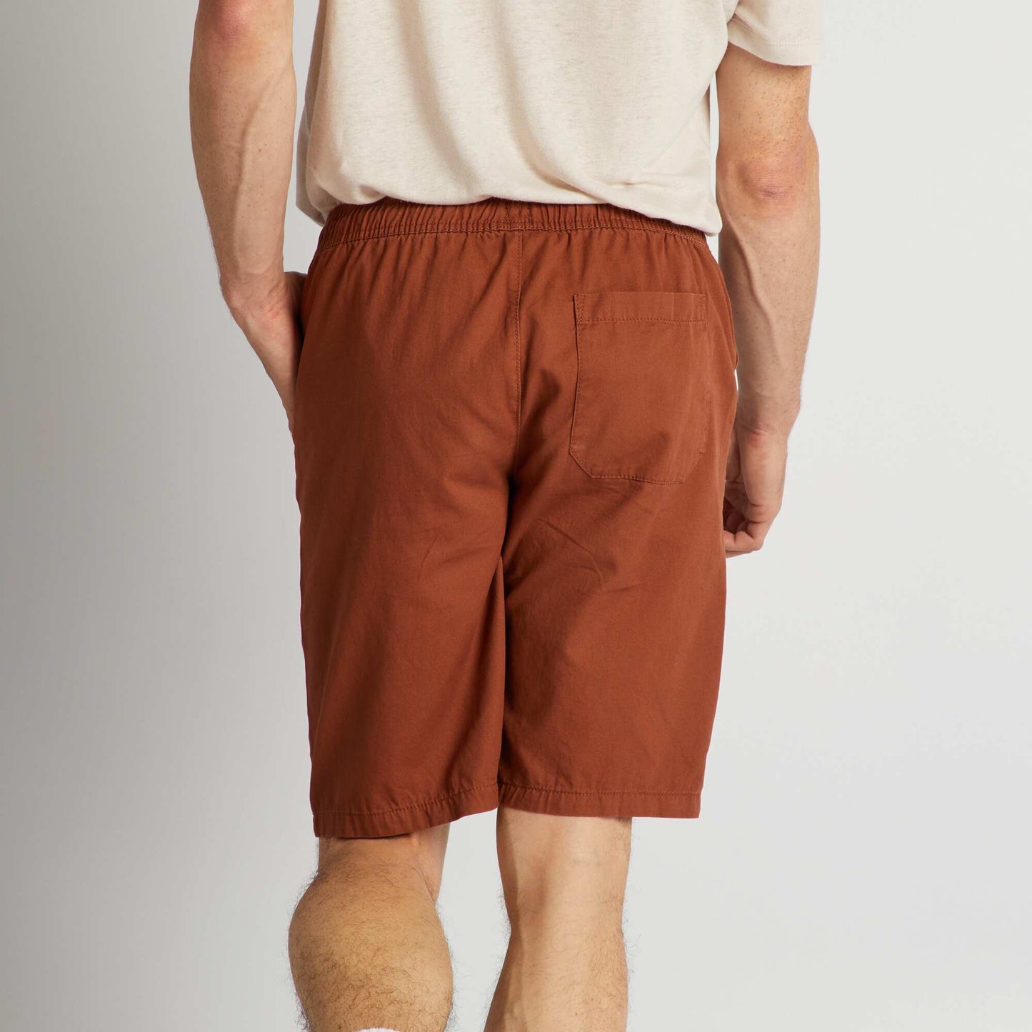 Bermudas tipo chino con cintura elástica MARRON