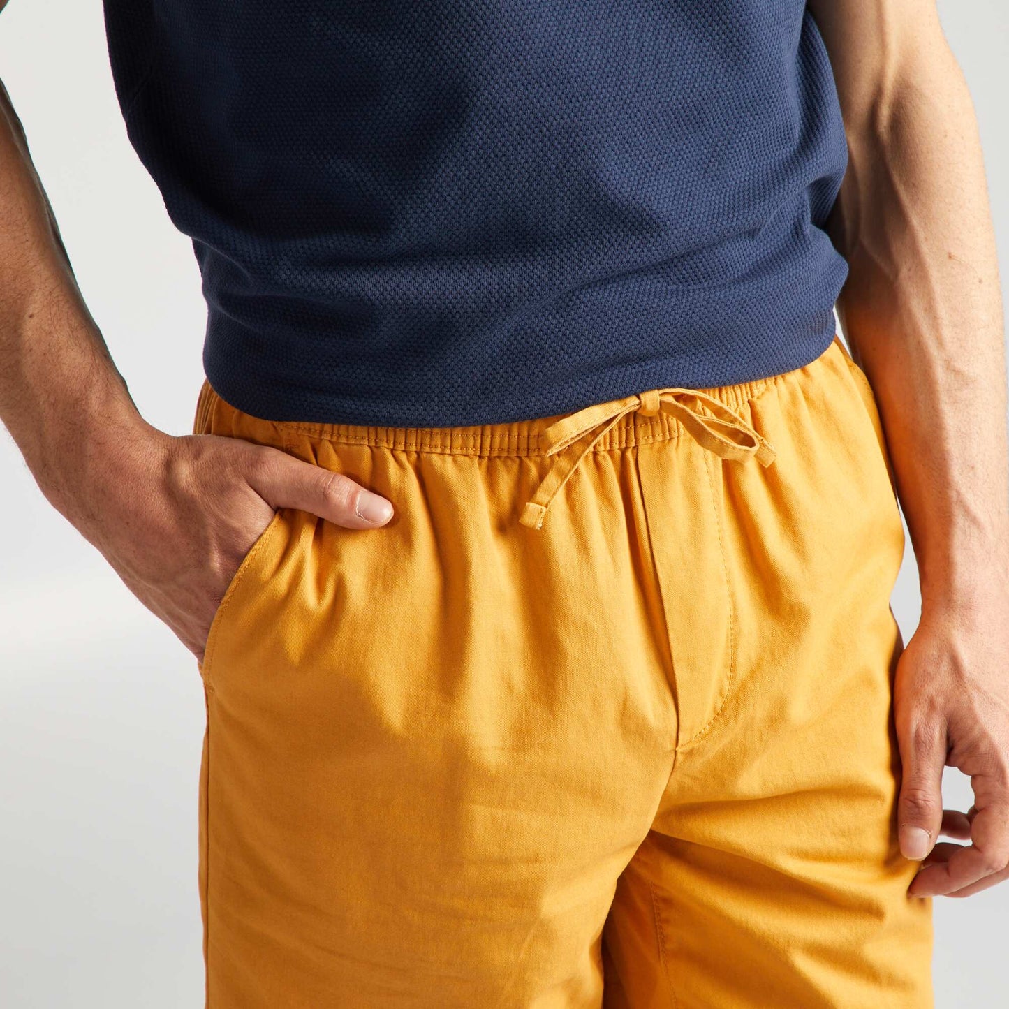 Bermudas tipo chino con cintura elástica AMARILLO