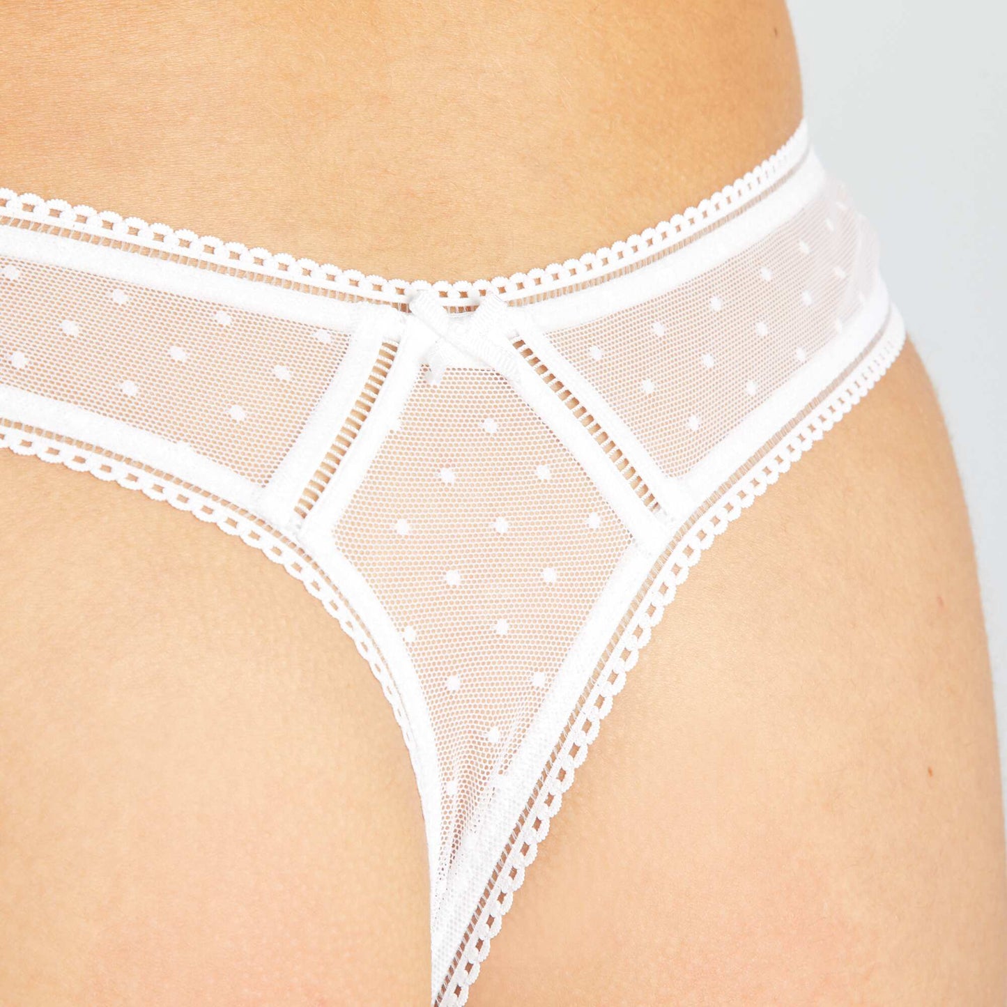 Tanga de encaje de tul y plumeti blanco