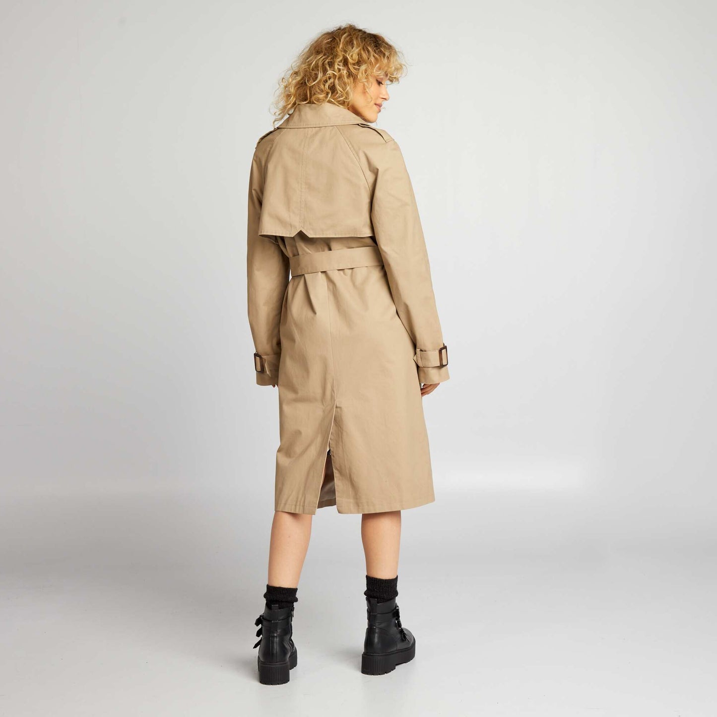 Gabardina larga con cinturón beige