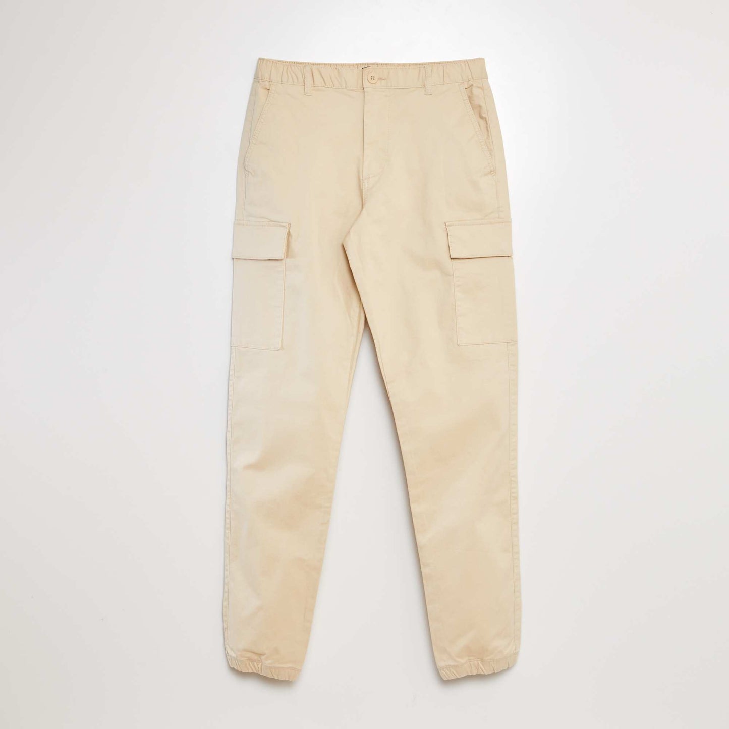 Pantalón con bolsillos cargo beige