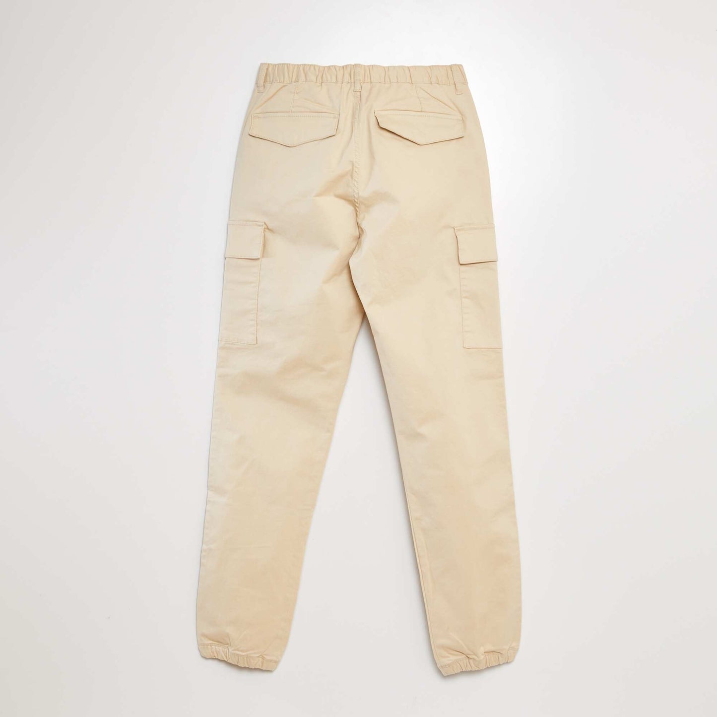 Pantalón con bolsillos cargo beige