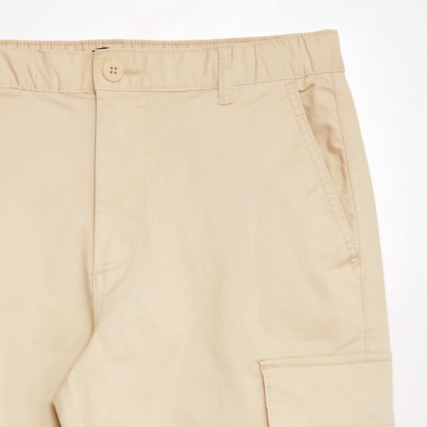 Pantalón con bolsillos cargo beige