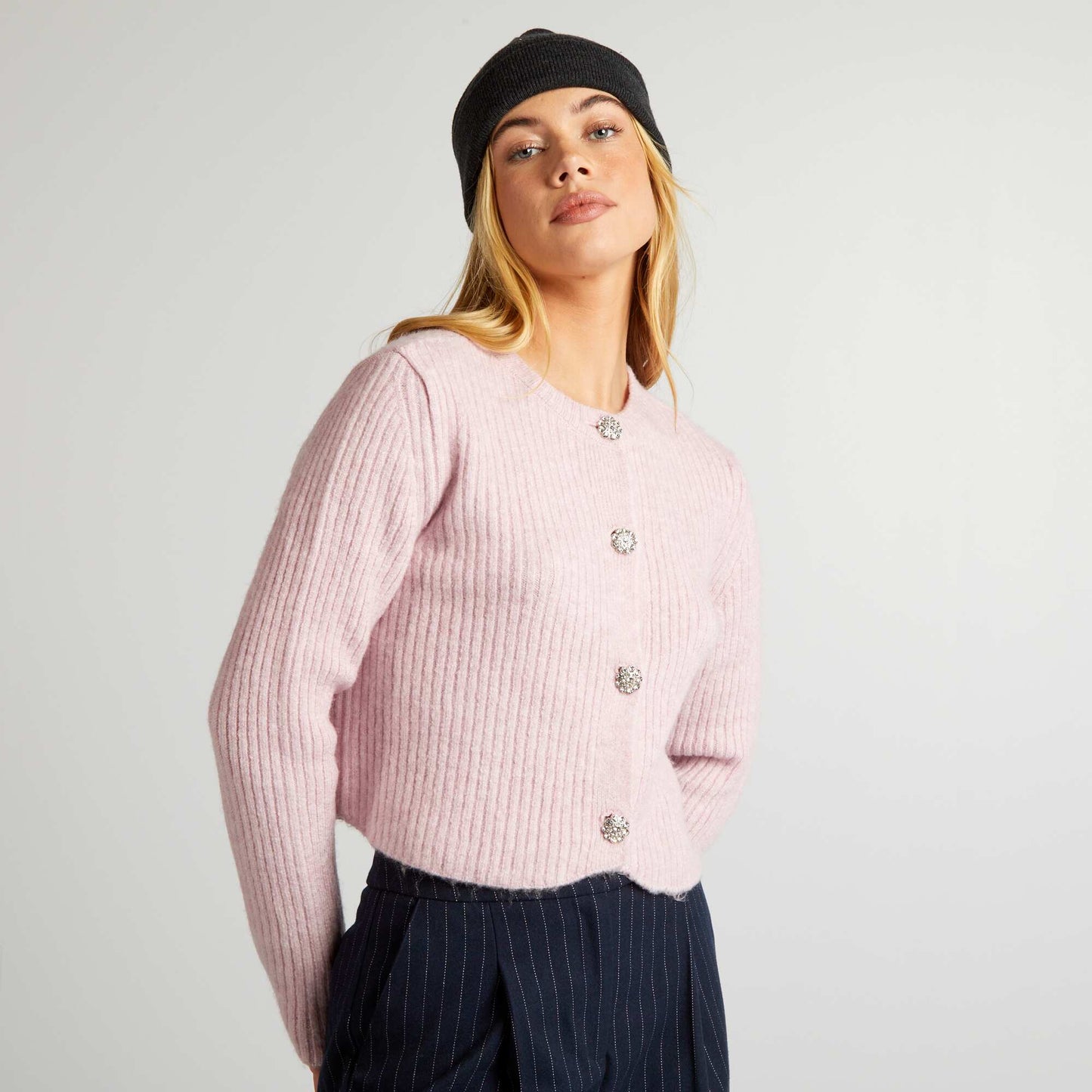 Chaqueta corta de canalé con botones de pedrería ROSA