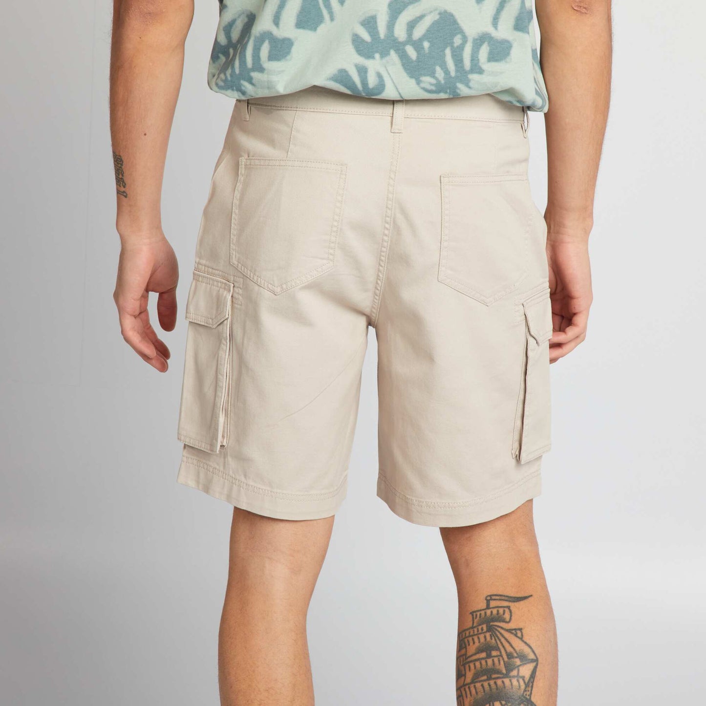 Short chino con bolsillos en los laterales GRIS