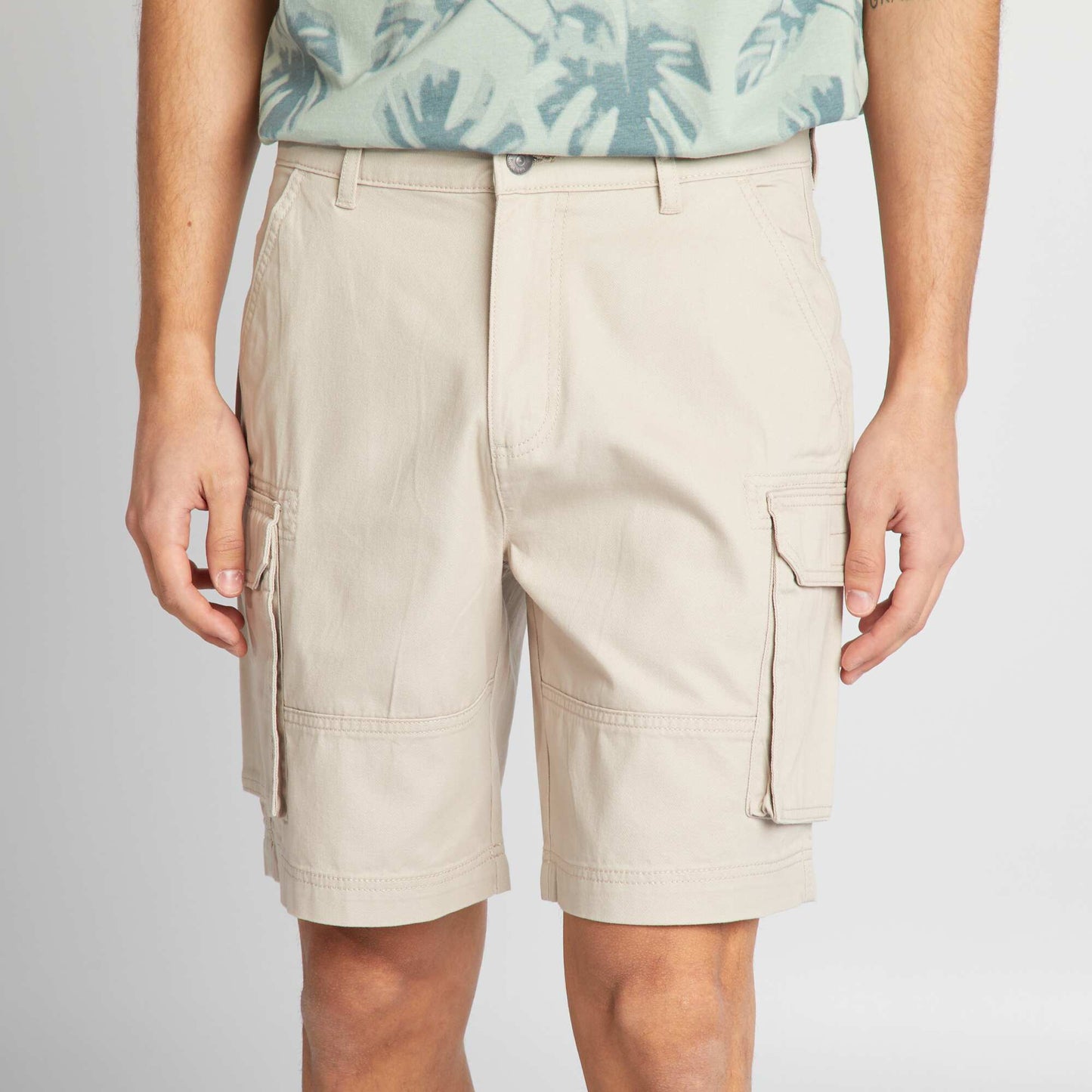 Short chino con bolsillos en los laterales GRIS