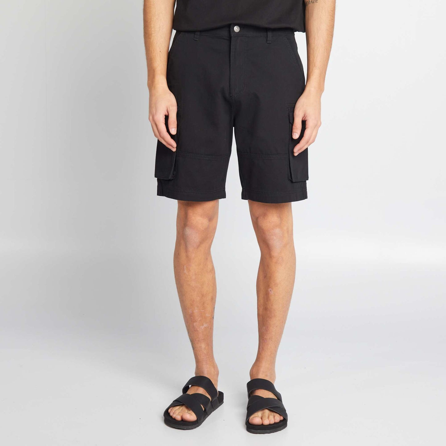 Short chino con bolsillos en los laterales negro