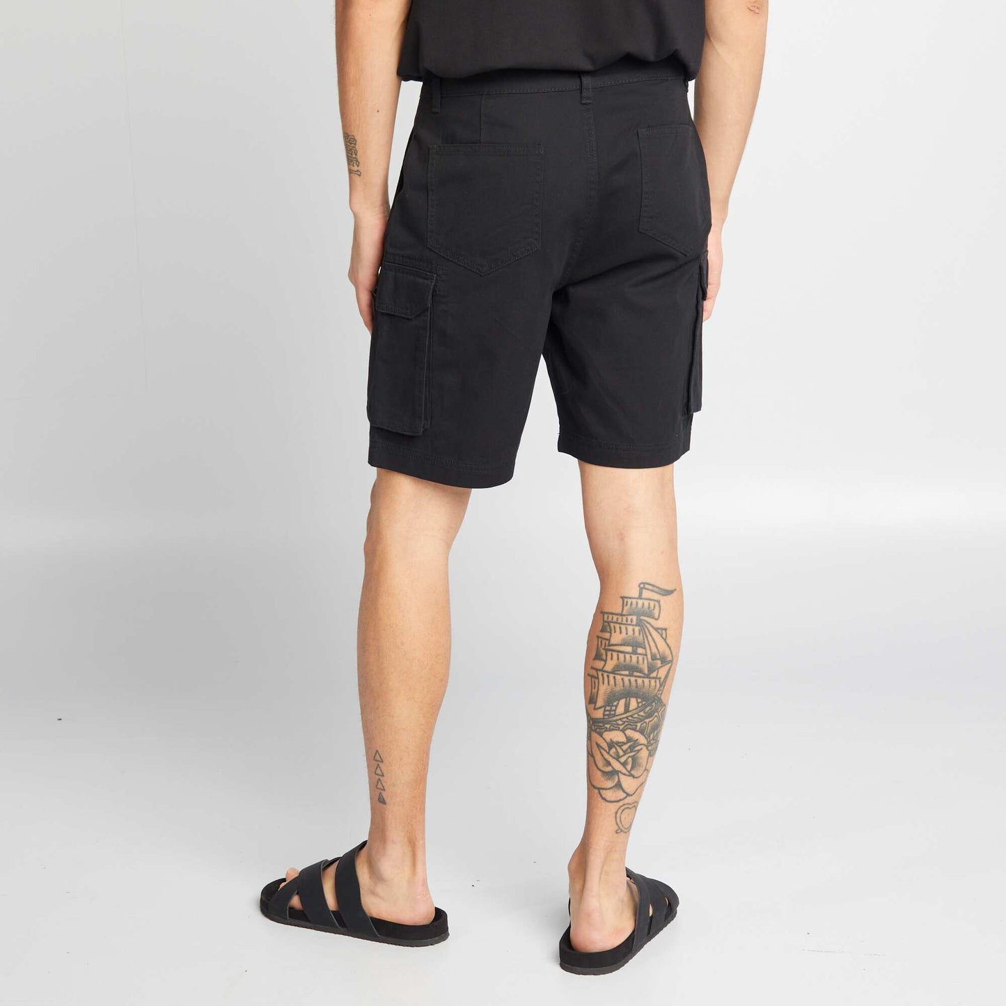 Short chino con bolsillos en los laterales negro