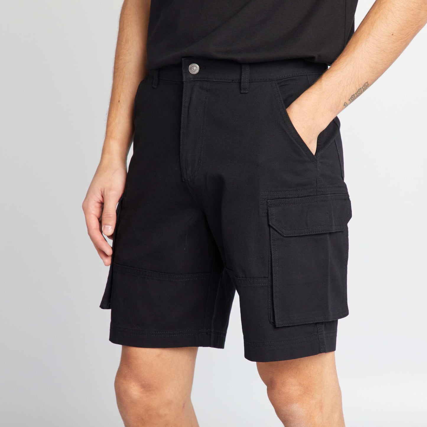 Short chino con bolsillos en los laterales negro