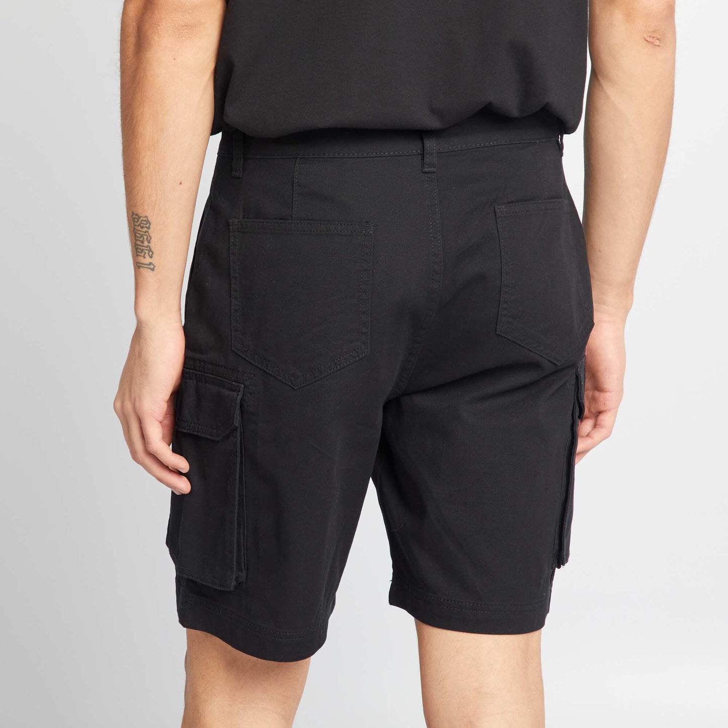 Short chino con bolsillos en los laterales negro