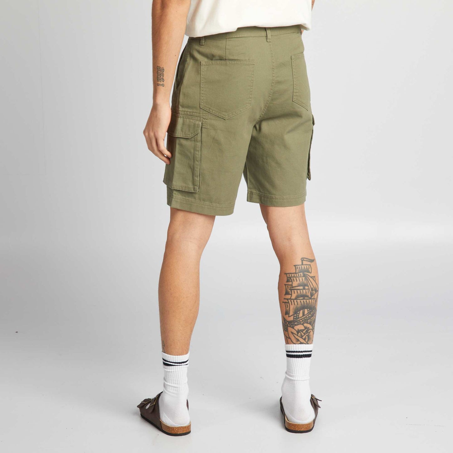 Short chino con bolsillos en los laterales VERDE