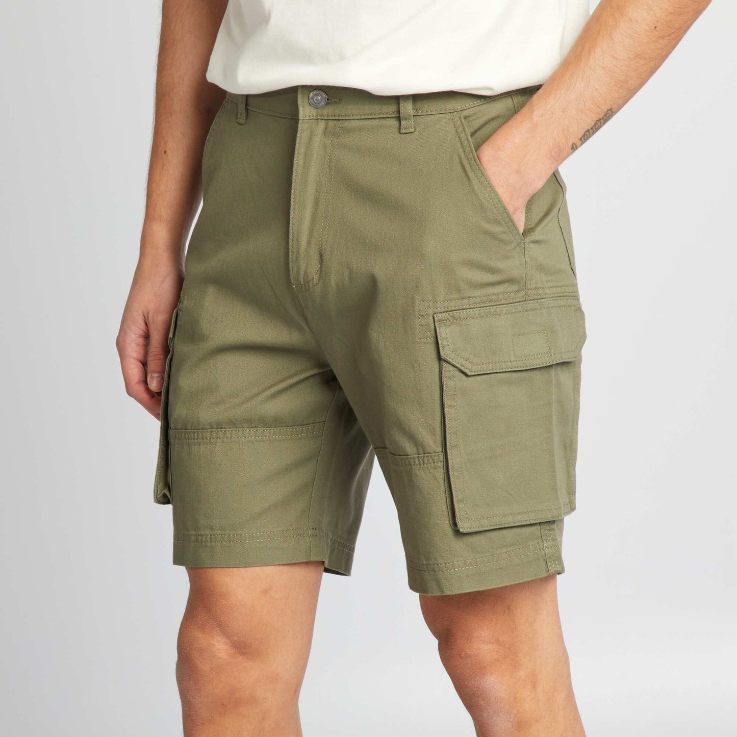 Short chino con bolsillos en los laterales VERDE