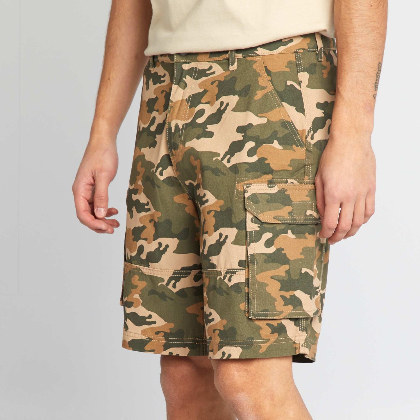 Short chino con bolsillos en los laterales KAKI