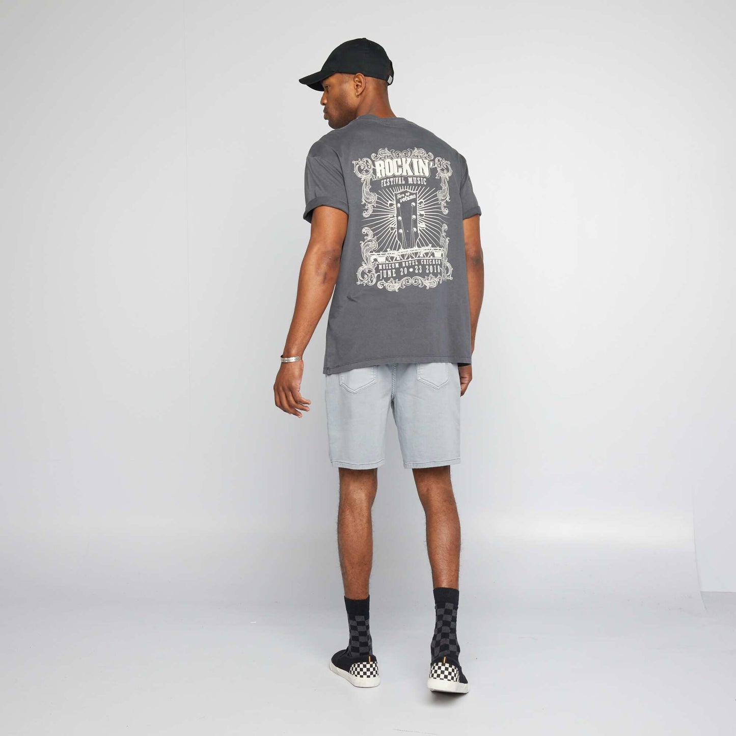 Camiseta estilo oversize estampada GRIS