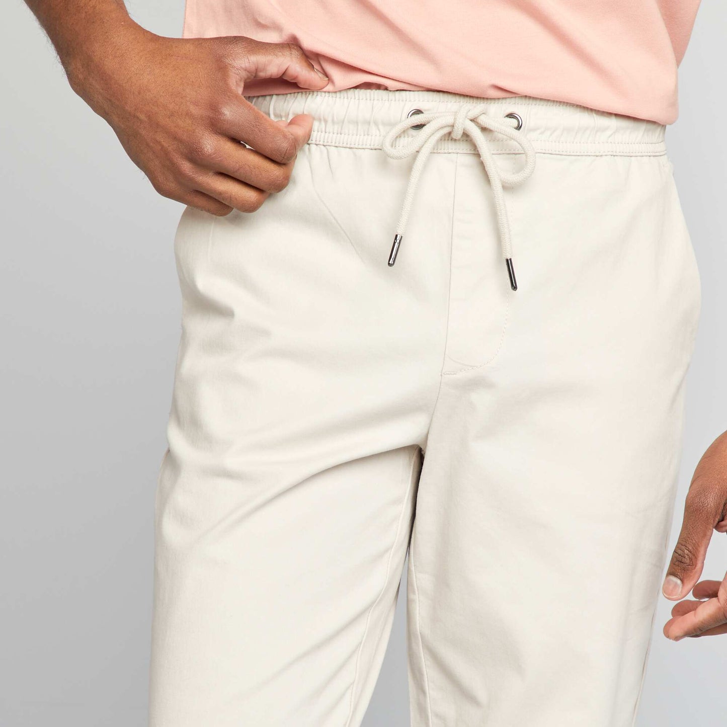 Pantalón chino con cintura elástica GRIS