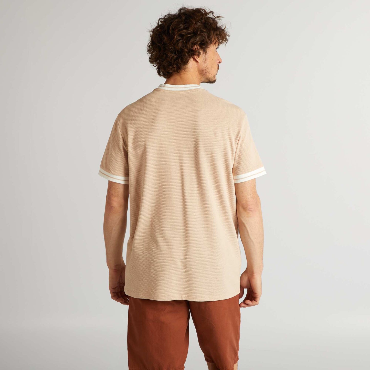 Camiseta con textura y ribetes en contraste BEIGE