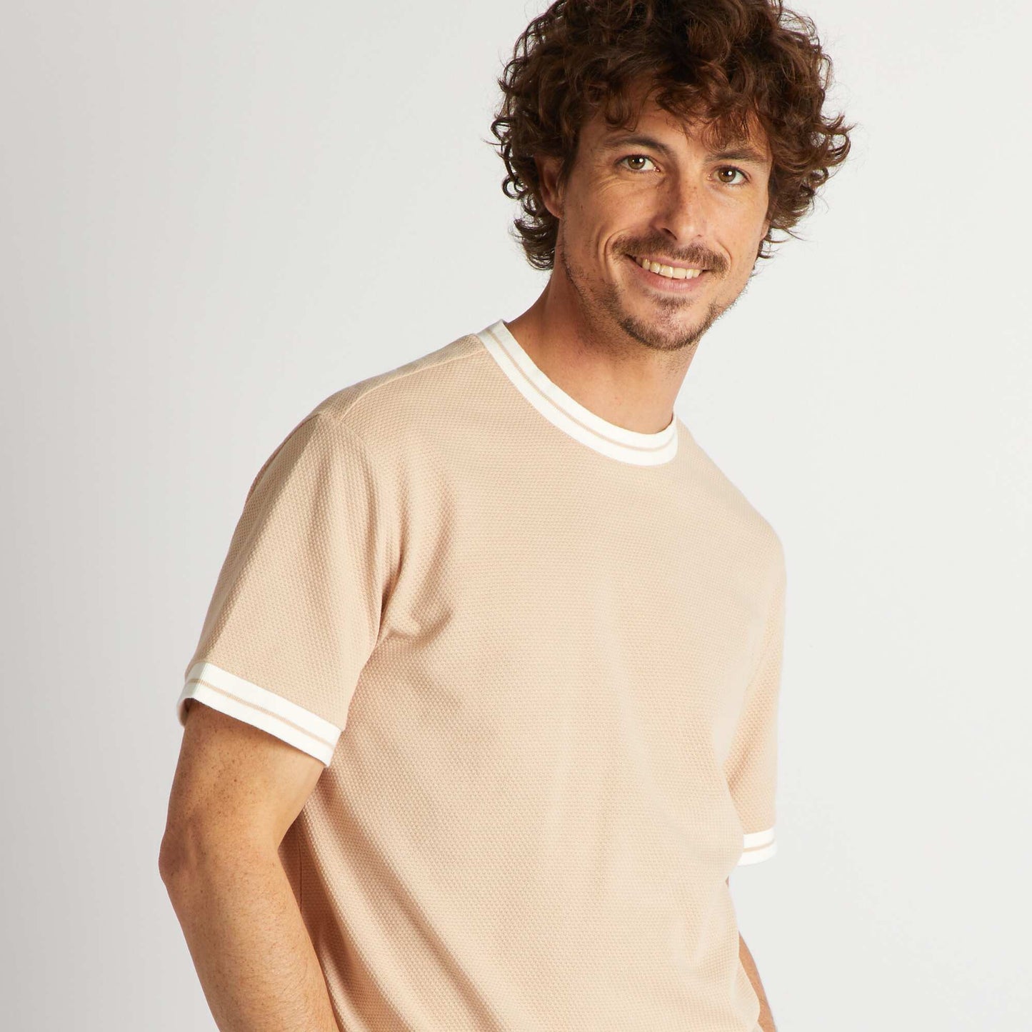 Camiseta con textura y ribetes en contraste BEIGE