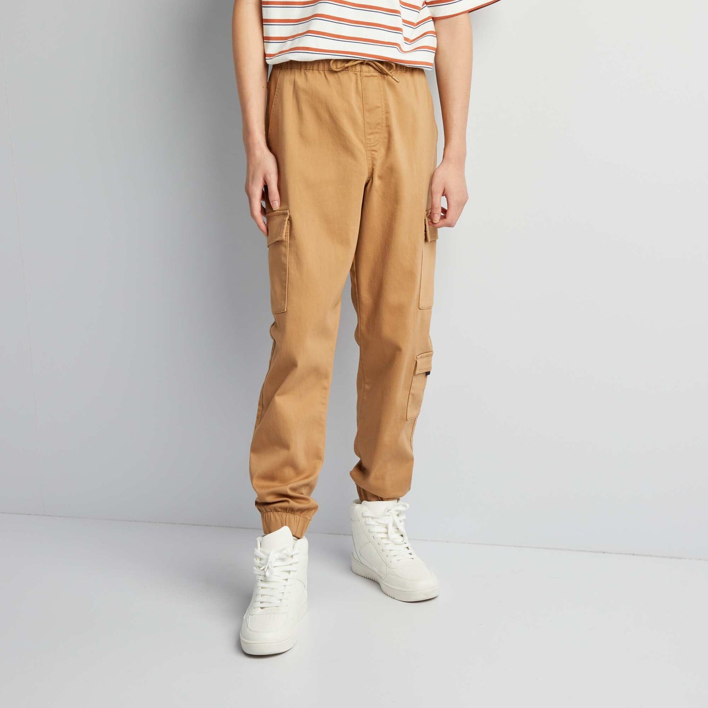 Pantalón con bolsillos en los laterales BEIGE