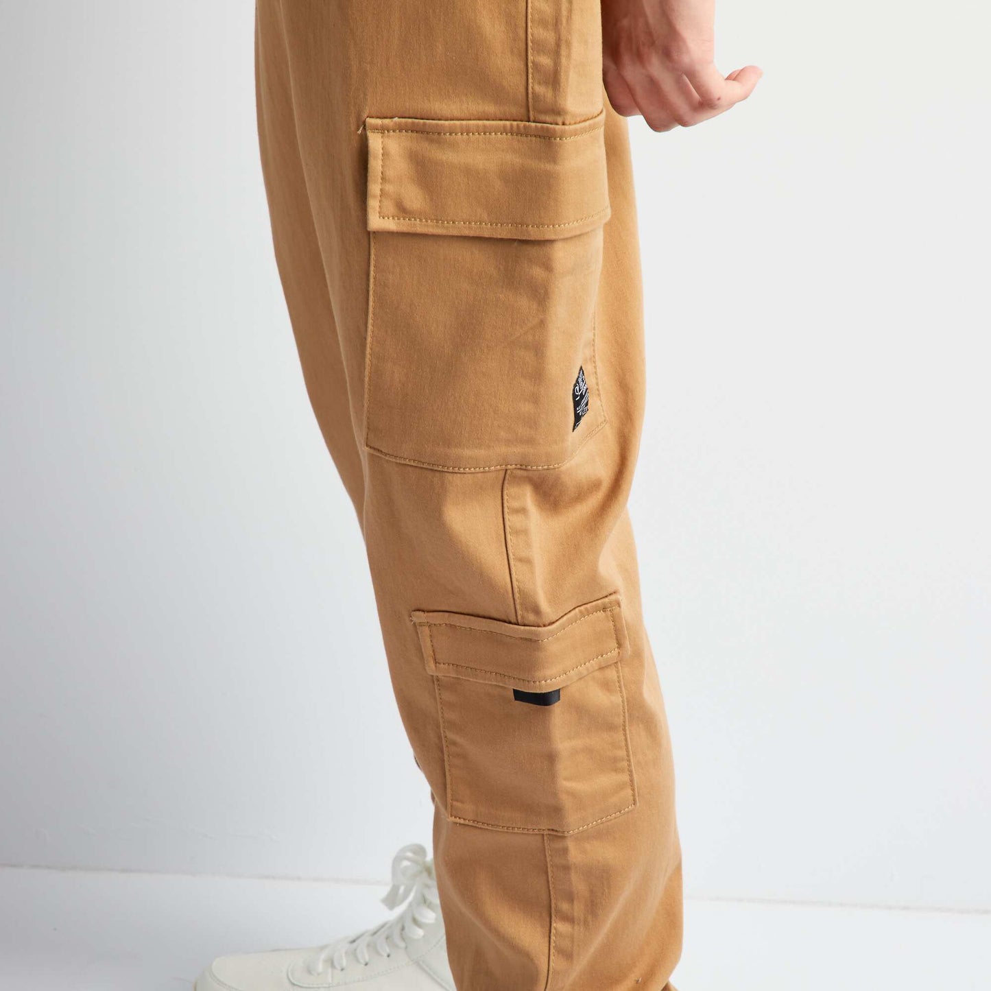 Pantalón con bolsillos en los laterales BEIGE